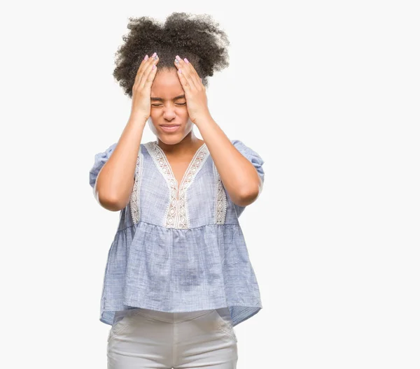 Mujer Afroamericana Joven Sobre Fondo Aislado Que Sufre Dolor Cabeza —  Fotos de Stock