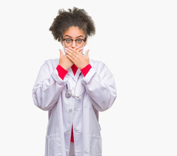 Joven Afro Americana Doctora Sobre Fondo Aislado Sorprendió Cubriendo Boca — Foto de Stock