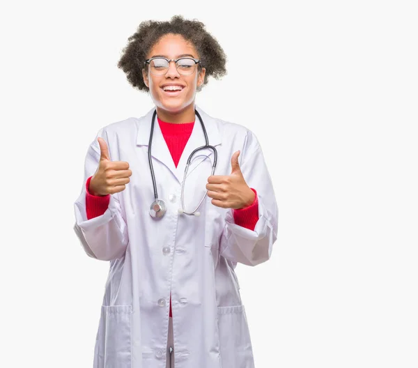 Młody Lekarz Afro American Kobieta Białym Tle Powodzenie Znak Robi — Zdjęcie stockowe