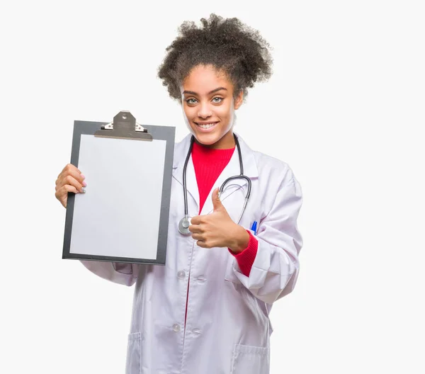 Joven Afro Americana Médico Mujer Sosteniendo Portapapeles Sobre Aislado Fondo —  Fotos de Stock