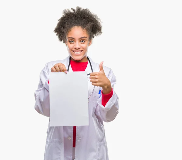 Młody Lekarz Afro American Kobieta Trzymając Papier Blank Białym Tle — Zdjęcie stockowe