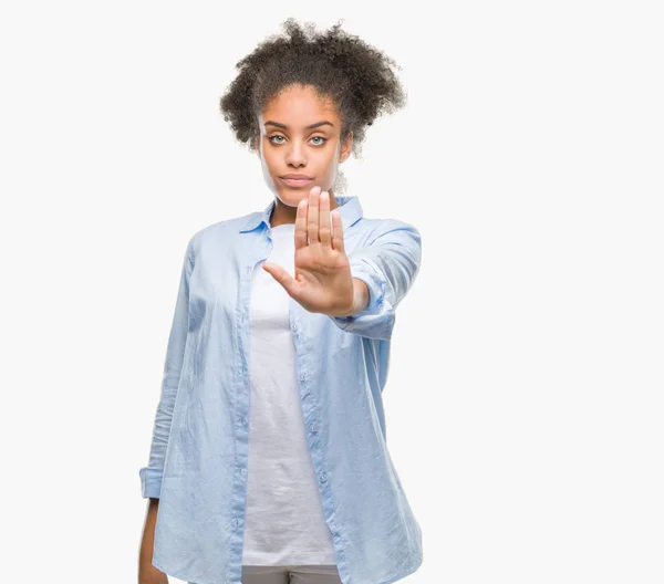 Mujer Afroamericana Joven Sobre Fondo Aislado Haciendo Dejar Cantar Con —  Fotos de Stock