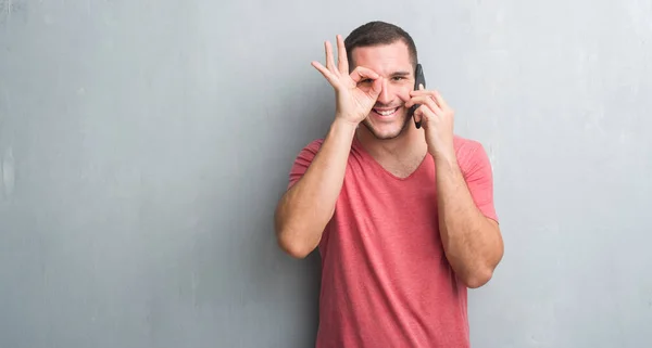 Junger Kaukasischer Mann Über Grauer Grunge Wand Telefoniert Mit Glücklichem — Stockfoto