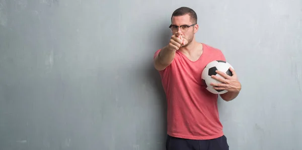 Jeune Homme Caucasien Sur Mur Gris Grunge Tenant Ballon Football — Photo