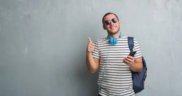 Genç Beyaz Öğrenci Adam Gri Grunge Duvar Giyen Kulaklık Işareti — Stok fotoğraf