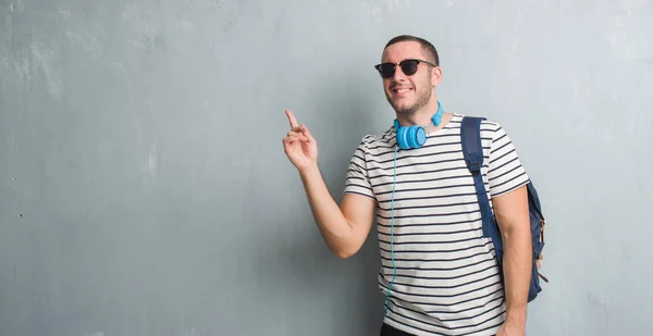 Jovem Homem Estudante Caucasiano Sobre Parede Grunge Cinza Usando Fones — Fotografia de Stock