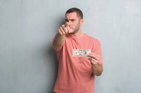 Joven Hombre Caucásico Sobre Pared Gris Grunge Mostrando Cinco Dólares —  Fotos de Stock