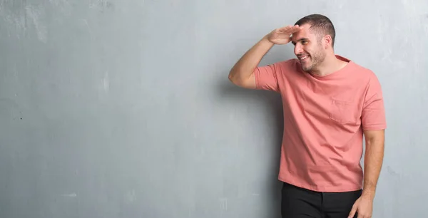 Ung Kaukasiska Man Över Grå Grunge Mur Mycket Glad Och — Stockfoto