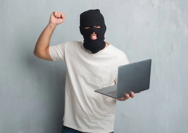 Unga Kaukasiska Hacker Man Över Grå Grunge Vägg Gör Cyberattack — Stockfoto