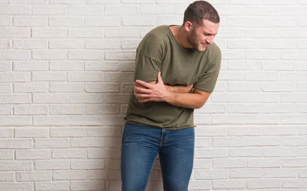 Junger Kaukasischer Mann Der Mit Der Hand Auf Dem Bauch — Stockfoto