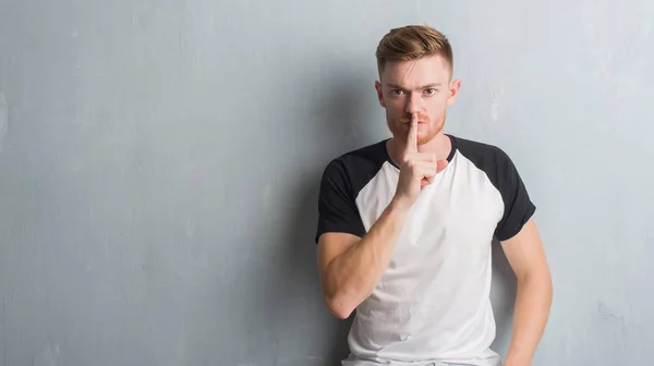 Giovane Rossa Uomo Oltre Grigio Grunge Muro Chiedendo Essere Tranquillo — Foto Stock