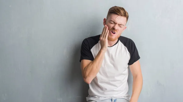 Giovane Uomo Rossa Sulla Parete Grigia Grunge Toccare Bocca Con — Foto Stock