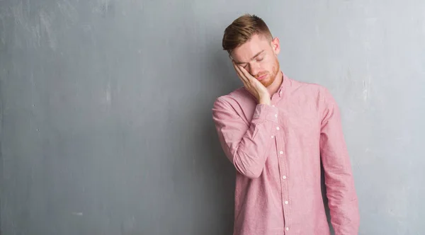 Joven Pelirrojo Sobre Pared Gris Grunge Usando Camisa Rosa Pensando — Foto de Stock