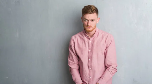 Młody Rude Człowiek Szary Mur Sobie Różową Koszulę Depresji Niepokoju — Zdjęcie stockowe