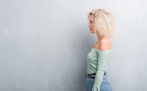 Mulher Loira Jovem Com Cabelo Encaracolado Sobre Fundo Cinza Grunge — Fotografia de Stock