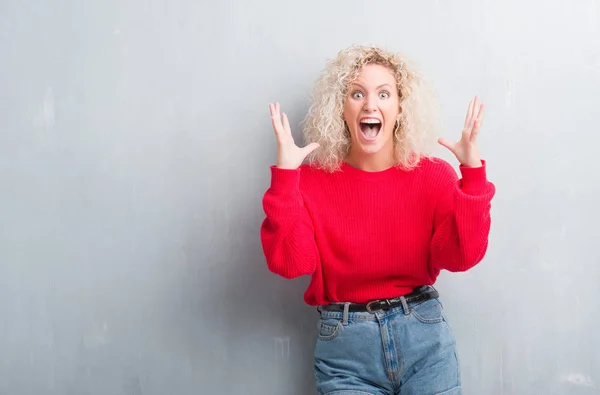 Jeune Femme Blonde Avec Les Cheveux Bouclés Sur Fond Gris — Photo