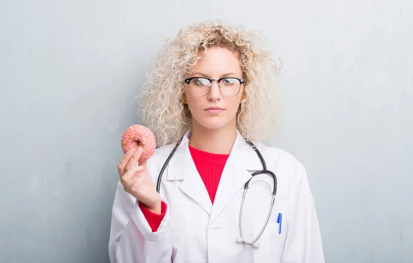 Jovem Loira Nutricionista Médico Mulher Sobre Grunge Parede Cinza Segurando — Fotografia de Stock