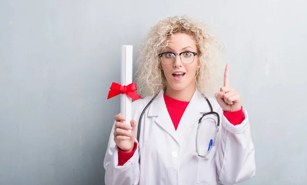 Jonge Blonde Dokter Vrouw Grunge Grijs Muur Bedrijf Mate Verrast — Stockfoto