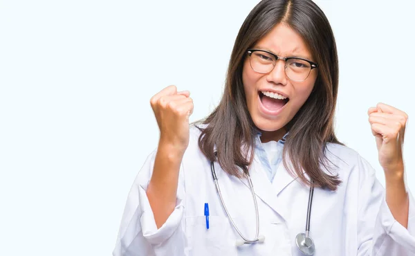 Jovem Asiática Médica Mulher Sobre Fundo Isolado Muito Feliz Animado — Fotografia de Stock