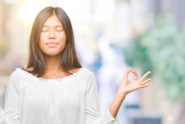 在孤立的背景下 年轻的亚洲妇女放松和微笑闭上眼睛做冥想手势用手指 瑜伽理念 — 图库照片