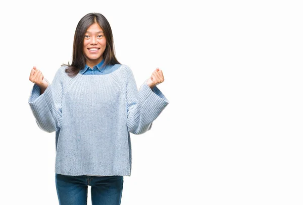 Jovem Mulher Asiática Vestindo Camisola Inverno Sobre Fundo Isolado Celebrando — Fotografia de Stock