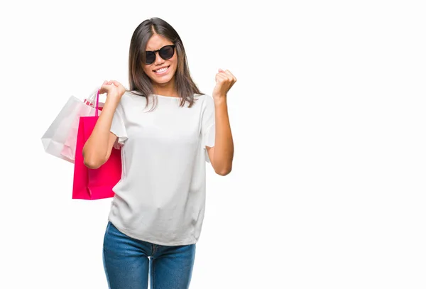 Jonge Aziatische Vrouw Houdt Van Boodschappentassen Verkoop Geïsoleerde Achtergrond Schreeuwen — Stockfoto