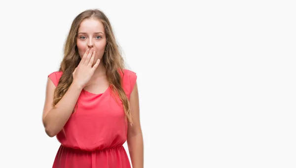 Giovane Donna Bionda Vestita Rosa Copre Bocca Con Mano Scioccata — Foto Stock