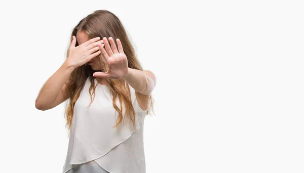 Giovane Donna Bionda Che Indossa Occhiali Sole Che Coprono Gli — Foto Stock