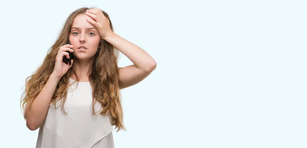 Unga Blonda Kvinnan Använda Smartphone Stressad Med Handen Huvudet Chockade — Stockfoto