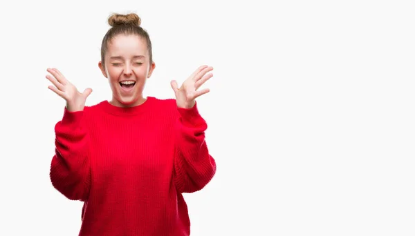 Giovane Donna Bionda Con Indosso Panino Maglione Rosso Che Celebra — Foto Stock