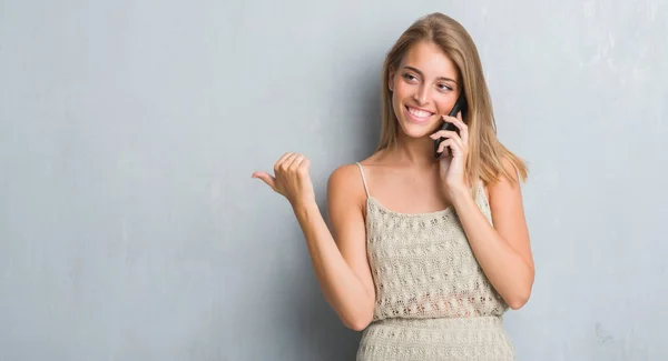 Hermosa Mujer Joven Sobre Pared Gris Grunge Hablando Por Teléfono — Foto de Stock