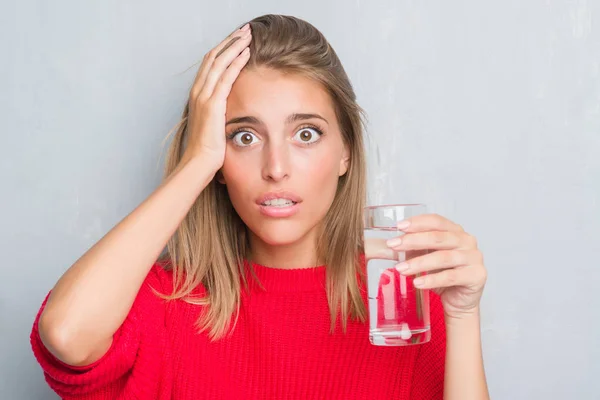 Belle Jeune Femme Sur Mur Gris Grognant Buvant Verre Eau — Photo