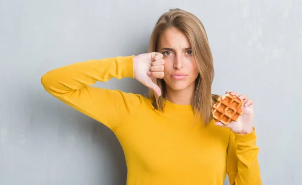 Gyönyörű Fiatal Evés Waffle Haragos Arc Negatív Előjellel Mutatja Ellenszenv — Stock Fotó