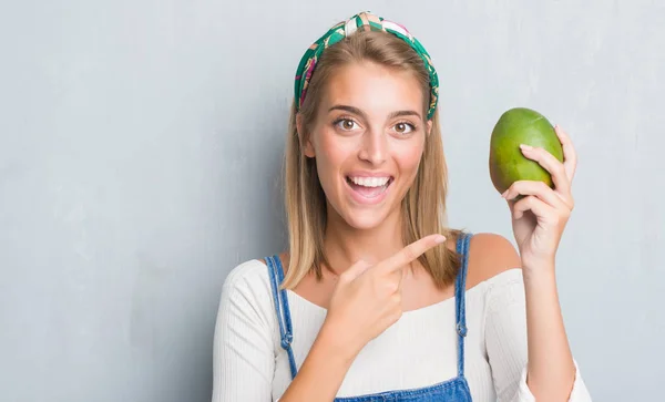 Beautiful Young Woman Grunge Grey Wall Holding Fresh Mango Very — Stock Photo, Image