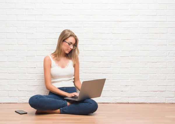 Vacker Ung Kvinna Som Sitter Den Våningen Arbetar Med Laptop — Stockfoto