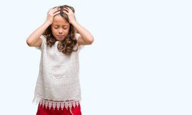 Esmer Latin kız çünkü umutsuz ve stresli baş ağrısı acı acı ve migren. Ellerini kafasına.