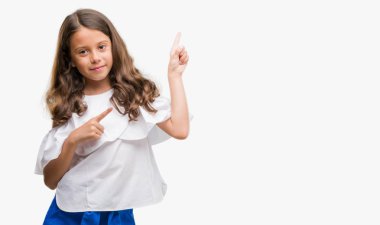 Gülümseyen ve iki ile işaret kamera bakarak esmer Latin kız eller ve yan parmak.