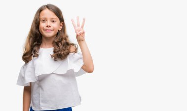 Gösterilen ve parmakları ile işaret esmer Latin kız kendinden emin ve mutlu gülümseyerek iken üçüncü.