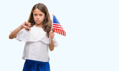 Amerika Birleşik Devletleri bayrağı kızgın yüzü, eksi işareti aşağı antipati başparmak ile gösterilen, ret kavramı ile tutarak esmer Latin kız