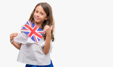 Ok işareti, başparmak ile parmak, mükemmel işareti yapıyor kocaman bir gülümseme ile İngiltere bayrağı mutlu tutarak esmer Latin kız