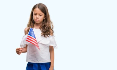 Amerika Birleşik Devletleri bayrağı kendine güvenen bir ifade ile acımak yüz ciddi düşünüyorum tutarak esmer Latin kız