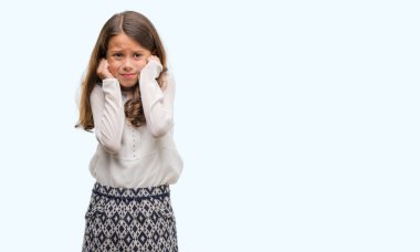 Yüksek sesle müzik gürültü rahatsız ifade parmaklarıyla kulaklarıyla kapsayan esmer İspanyol kız. Sağır kavramı.