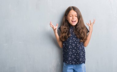 Grunge gri duvar kutluyor kızgın ve silah ile başarı için deli üzerinde genç İspanyol çocuk kaldırdı ve heyecanlı çığlık gözler kapalı. Kazanan kavramı