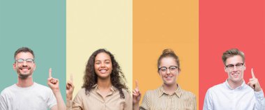 Bir grup insan ve parmak gülümseyen süre bir numara ile kendinden emin ve mutlu yukarıyı gösteren renkli arka plan üzerinde izole kolaj.