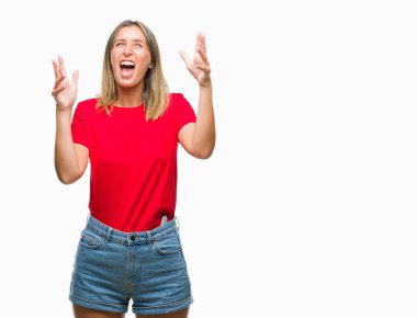 Genç güzel kadın izole arka plan çılgın ve kızgın bağırarak ve agresif ifade ve silah kaldırdı bağırıyor. Hayal kırıklığı kavramı.