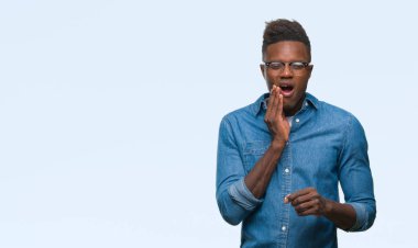 Afrikalı-Amerikalı genç diş ağrısı veya dişlerde dişlerle ilgili hastalık nedeniyle ağız acı ifadesi ile el ile dokunmak izole arka plan üzerinde. Diş hekimi kavramı.