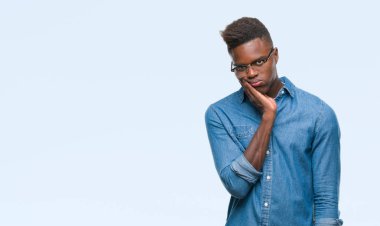 İzole arka plan düşünme seyir üzerinde genç Afro-Amerikan adam yorgun ve sıkılmış çapraz silah depresyon sorunları ile.