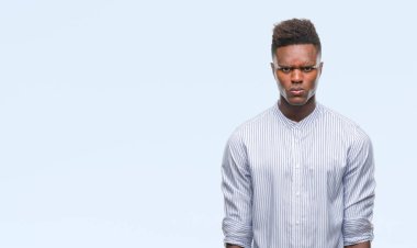 Afrikalı-Amerikalı genç izole arka plan şüpheci ve sorun nedeniyle gergin, papatyanın üzgün. Negatif kişi.