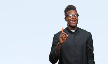 Genç Afro-Amerikan rahip adam izole arka plan başarılı fikirle parmak işaret. Çıktıktan ve mutlu. Bir numara.