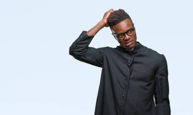 Genç Afro-Amerikan rahip adam izole arka plan üzerinde yanıltır ve soru hakkında merak ediyorum. Şüphe, kafasına el ile düşünme ile belirsiz. Dalgın kavramı.